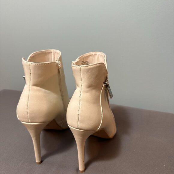 BCBG Ladies White Pointed Toe Bootie - Picture 4 of 6